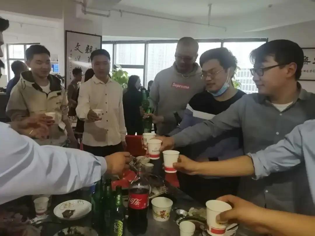 致敬勞動者|百消丹集團(tuán)員工冷餐會順利舉行。